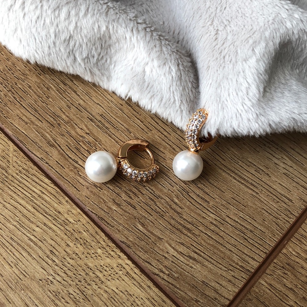 Gold pearl earrings